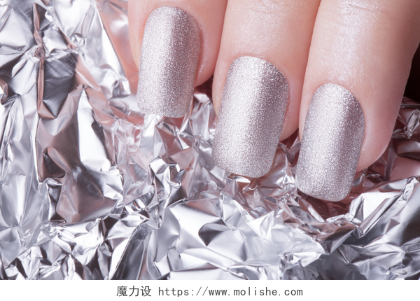 漂亮的银色金属美甲特写银色指甲油.